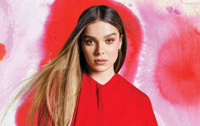 Актриса Хейли Стайнфелд на красном фоне