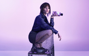 Актриса Дженна Ортега на стуле с духами в руках