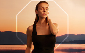 Актриса Джоди Комер в черном платье