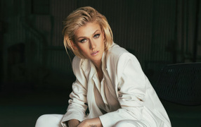 Актриса Кэтрин Макнамара в белом костюме