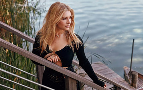 Актриса Кэтрин Винник стоит на мосту