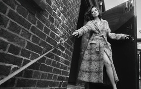 Актриса Кира Найтли в пальто у стены