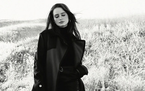 Актриса Мэделин Петш в черном пальто