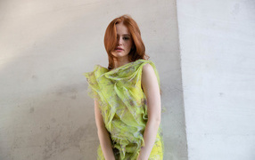 Актриса Мэделин Петш в платье у стены