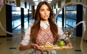 Актриса Мэдисон Бир с подносом в руках