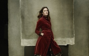 Актриса Мэнди Мур в красном пальто