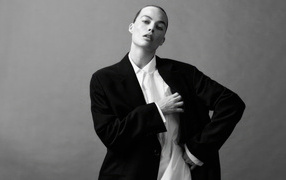 Актриса Марго Робби в костюме на сером фоне