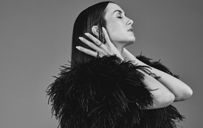 Актриса Мод Апатоу в черном платье на сером фоне