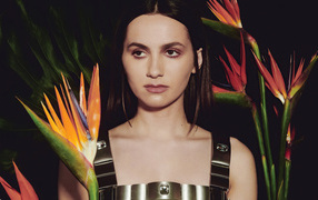 Актриса Мод Апатоу с цветами