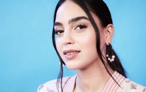 Актриса Мелисса Баррера на голубом фоне