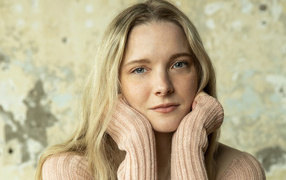 Актриса Морфидд Кларк в свитере