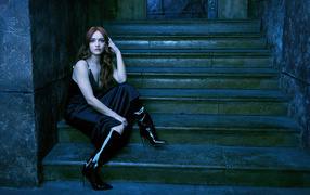 Актриса Оливия Кук сидит на ступеньках