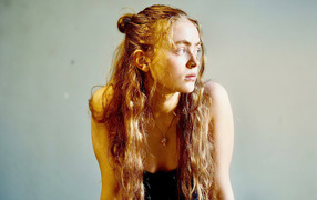 Актриса Сэди Синк на сером фоне