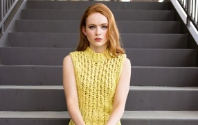 Актриса Сэди Синк сидит на ступеньках