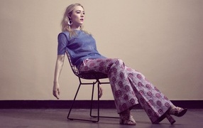 Актриса Сирша Ронан сидит на стуле