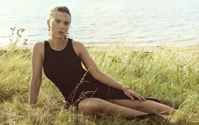 Актриса Скарлетт Йоханссон в черном платье лежит на траве у воды