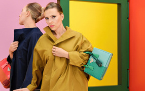 Актриса Скарлетт Йоханссон в пальто с сумкой Прада