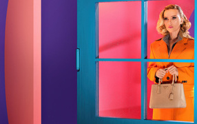 Актриса Скарлетт Йоханссон стоит у двери