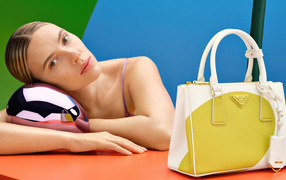 Актриса Скарлетт Йоханссон с сумкой Прада