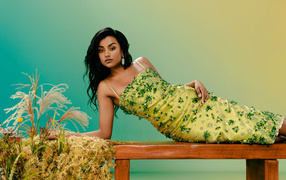 Актриса Симон Эшли в красивом платье лежит на лавке