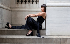 Актриса Сидни Чэндлер сидит на ступеньках