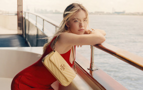 Актриса Сидни Суини в красном платье на корабле