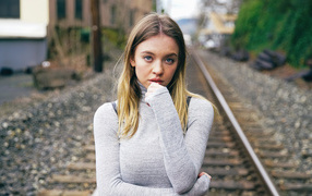 Актриса Сидни Суини стоит на рельсах