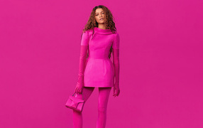 Актриса Зендая в малиновом платье