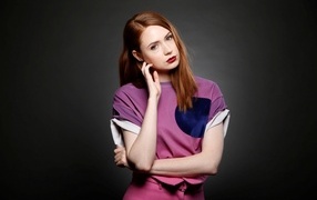 Актриса с рыжими волосами Карен Гиллан на черном фоне