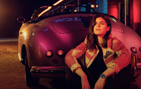 Американская актриса Александра Даддарио сидит у автомобиля