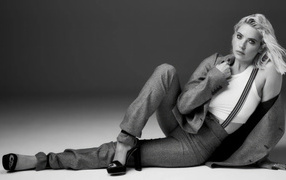 Американская актриса Эшли Бенсон в костюме лежит на полу