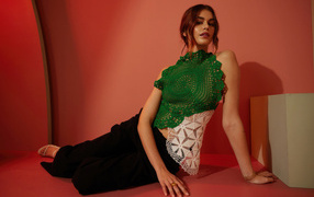 Американская актриса Кайя Гербер в красной комнате