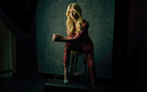 Американская актриса Кэтрин Макнамара в костюме