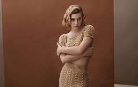 Американская актриса Лили Рейнхарт в вязаном костюме