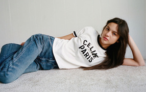 Американская актриса Оливия Родриго в голубых джинсах