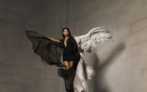 Американская актриса Зендея в черном платье