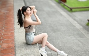 Спортивная азиатка с черными волосами