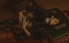 Красивая актриса Эйса Гонсалес лежит на полу
