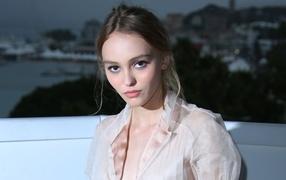 Красивая кареглазая девушка Лили-Роуз Мелоди Депп