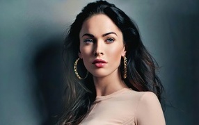 Красивая брюнетка актриса Меган Фокс