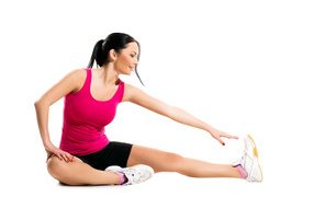 Красивая брюнетка делает упражнения на белом фоне