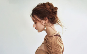 Красивая девушка Джоуи Кинг на сером фоне