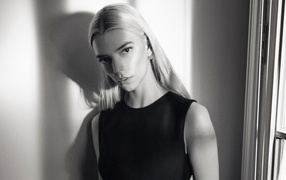 Красивая девушка актриса Аня Тейлор-Джой стоит у стены