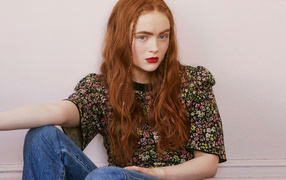 Красивая девушка актриса Сэди Синк