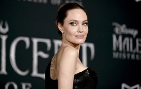 Красивая женщина популярная актриса Анджелина Джоли