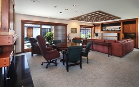 Красивая деревянная мебель в гостиной