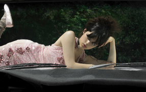 Красивая молодая актриса Дженна Ортега лежит на автомобиле