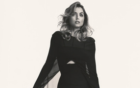 Черно-белое фото  актрисы Ана де Армас в платье 