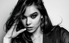 Черно-белое фото актрисы Хейли Стейнфилд на сером фоне