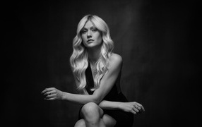 Черно-белое фото актрисы Кэтрин Макнамара